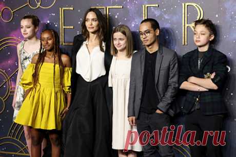 Анджелину Джоли обвинили в использовании детей ради пиара. Голливудскую актрису Анджелину Джоли обвинили в использовании детей ради пиара. По словам источника из окружения Брэда Питта, актер недоволен тем, что последние несколько недель его экс-супруга часто появляется на публике в окружении наследников. Такое поведение актрисы, по мнению Питта, не отвечает интересам детей.