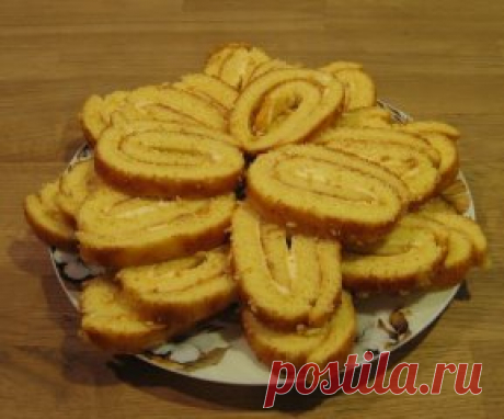 БЫСТРЫЙ РУЛЕТ НА СГУЩЕННОМ МОЛОКЕ 🍴
ИНГРЕДИЕНТЫ:
Тесто:
● сгущенное молоко - 1 банка;
● яйцо куриное - 2 шт;
● соль - щепотка;
● сода - 1/2 ч.л;
● лимон - для погашения соды;
● мука - 1 ст;
● подсолнечное масло - для смазки;
Начинка:
● твороженная масса с курагой - 200-300 г.
ПРИГОТОВЛЕНИЕ:
В миску я налила сгущенное молоко, добавила яйца, все взбила венчиком. Из половинки лимона выдавила сок и погасила им соду, вылив полученную жидкость в миску. Добавив щепотку соли, я п...