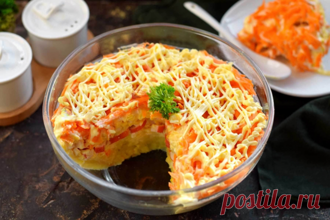 Салат Бархатный Салат Бархатный с крабовыми палочками можно отнести к простым бюджетным блюдам. Компоненты выкладываются слоями в определенной последовательности, их не следует сильно прижимать, салат должен получиться пышным и воздушным. Изюминкой блюда является морковь, из которой делаем верхушку салата. Морковь используем именно в сыром виде, ее хрустящая и плотная структура отлично дополняет другие ингредиенты. Салат очень ярко смотрится на обеденном столе.