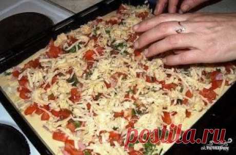БЫСТРАЯ и ВКУСНЕЙШАЯ Пицца 
Чтобы не потерять рецепт, жмите "Класс!", а потом "Поделиться". Рецепт всегда будет на вашей стене в Одноклассники. ☛☛
Дорогие мои читатели. Я приготовила ее первый раз и когда ПОПРОБОВАЛА. то поняла. что я уже не смогу больше ее не ГОТОВИТЬ. Она на столько ВКУСНАЯ и ПРОСТАЯ .что когда ее ешь, понимаешь что это ВКУСНЯТИНА. Приготовьте и все ПОЙМЕТЕ сами. 
Ингредиенты:
 Яйца — 2 Штуки
 Майонез — 3 Ст. ложки 
Мука — 3 Ст. ложки
 Колбаса — 150 Грамм 
Лук — 1/2 Штуки
 Пом