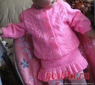 Детский комплект с колокольчиками
Юбку я вязала своей младшей доченьке, а так как она у нас для своего трехлетнего возраста мелкая, мне хватило одного мотка пряжи ALIZE Cotton Gold (55% хлопка, 45% акрила, 330 метров на 100 г). Приятная по ощущениям ниточка.
Я намеренно не придумывала новые сочетания узоров с колокольчиками. Мне очень импонировала гармоничность узоров безрукавки, и, как следствие, мне захотелось связать безрукавку и юбку в едином стиле. Поэтому схемы вязан...