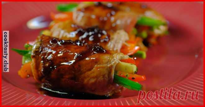 Говяжьи роллы с овощами. Невозможно вкусно! Ингредиенты: болгарский перец — 1 шт морковь — 1 шт кабачок — 1/2 шт Чеснок — 2 зуб. итальянские травы — 1/2 ч.л. мякоть говядины — 400г сливочное масло — 30 г красный лук — 1 шт бальзамический уксус — 100мл коричневый сахар — 2 ст.л. говяжий бульон — 1/2 стак.   Приготовление: Болгарский перец …