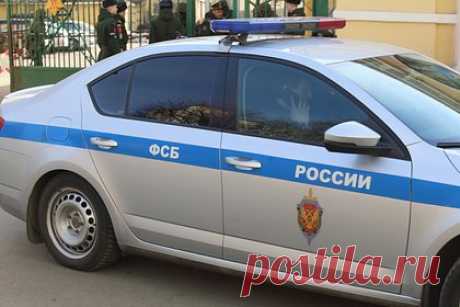 Сотрудники ФСБ задержали собиравшегося вступить в ВСУ россиянина. Сотрудники ФСБ задержали жителя Твери, который собирался вступить в Вооруженные силы Украины (ВСУ) и воевать против российских военных. По данным спецслужбы, 40-летний россиянин по указанию украинского куратора приобрел обмундирование, медицинские средства и экипировку.