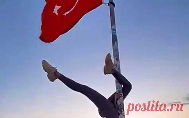 Против туристки в Турции начали расследование после танца на флагштоке. Расследование против иностранной туристки начали в Турции после того, как она исполнила танец на флагштоке, сообщает Sabah.