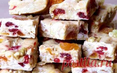 Готовим вкуснейшее лакомство по мотивам восточной кухни!

Вкуснейший щербет

Очень вкусный и необычный десерт, который только может быть.

Список ингредиентов:

Вода - 1 стакан
Сахар - 1 стакан
Сухое молоко - 2 стакана
Курага - 100 гр.
Орехи - 100 гр.
Сушёная вишня - 100 гр.

Первым делом заливаем кипятком 100 грамм сушеной вишни и 100 грамм кураги.

Оставляем на десять минут, затем сливаем воду и курагу нарезаем на мелкие кубики.

Берем форму для запекания, смазываем раст...