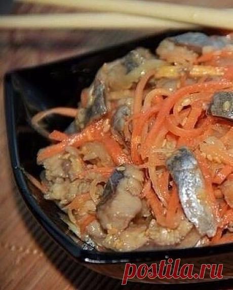 Эту закуску делаю на каждый праздник и она самая первая исчезает со стола, а гости ВСЕГДА  просят рецепт!

СЕЛЁДКА "ХЕ" 
 

ИНГРЕДИЕНТЫ:
- сельдь св. мороженная 3 шт 
- морковь 3 шт 
- лук репчатый 2 шт 
- чеснок 2 зубчика 
- уксус 9% 200 мл 
- соль 1 ч.л 
- соевый соус 4 ст.л 
- масло растительное 2 ст.л 
- кунжут 2 ст.л 
 
ПРИГОТОВЛЕНИЕ:
1. Селёдку разморозить. Лук, морковь и чеснок почистить. 
2. Селёдку почистить от костей и нарезать на кусочки. Залить селёдку уксусом ...