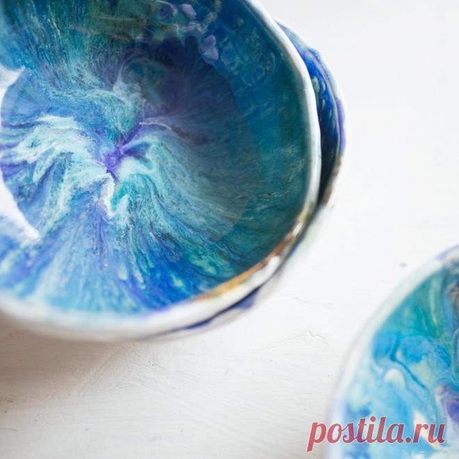 Купить керамическую тарелку синего цвета от бренда In Field | Mellroot