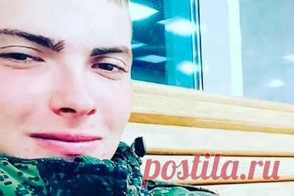 Сослуживцев умершего российского солдата обвинили в его отравлении суррогатом. Солдат-срочник, уроженец Челябинской области умер после употребления суррогатного алкоголя. Его мать Ольга Бочкарева обвиняет сослуживцев сына в намеренном отравлении. Об этом она написала на своей странице во «ВКонтакте». Случай произошел в воинской части в поселке Мулино Нижегородской области.