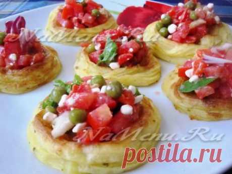 Порционный салат в картофельных гнездышках