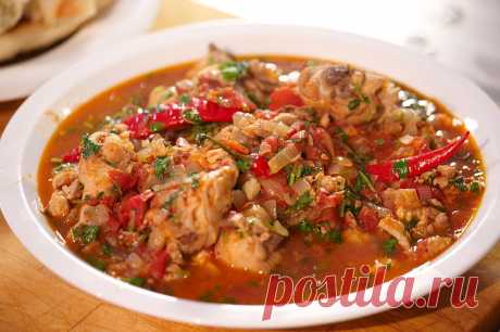 Ох, мама, какой вкусный чахохбили  Такого вкусного чахохбили, как делает моя свекровь, я никогда не ела. Теперь тоже готовлю по её рецепту.  Ингредиенты (4 порции) 
Помидор - 1 кг Голяшки куриные - 1 кг Красный сладкий перец - 1 шт. Т…