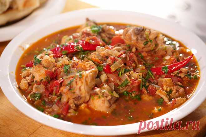 Ох, мама, какой вкусный чахохбили  Такого вкусного чахохбили, как делает моя свекровь, я никогда не ела. Теперь тоже готовлю по её рецепту.  Ингредиенты (4 порции) 
Помидор - 1 кг Голяшки куриные - 1 кг Красный сладкий перец - 1 шт. Т…