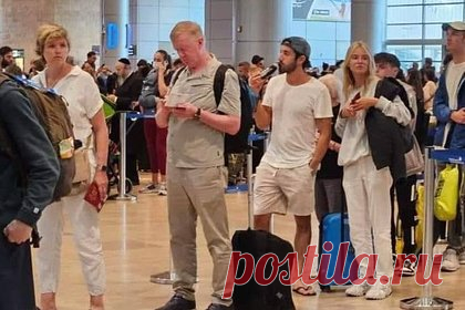 Чубайс покидает Тель-Авив? Похожего на него мужчину заметили в аэропорту Израиля. В аэропорту израильского Тель-Авива заметили мужчину, похожего на бывшего гендиректора «Роснано» Анатолия Чубайса. В объектив фотокамеры попал человек, который стоит с чемоданом в очереди. В руках он держит документы или телефон. Вместе с ним, предположительно, его жена Авдотья Смирнова.