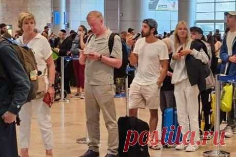Чубайс покидает Тель-Авив? Похожего на него мужчину заметили в аэропорту Израиля. В аэропорту израильского Тель-Авива заметили мужчину, похожего на бывшего гендиректора «Роснано» Анатолия Чубайса. В объектив фотокамеры попал человек, который стоит с чемоданом в очереди. В руках он держит документы или телефон. Вместе с ним, предположительно, его жена Авдотья Смирнова.
