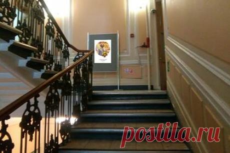 Сотрудников РНБ обвинили в экстремизме из-за портрета советского культуролога. Заведующая отделом культурных программ Российской национальной библиотеки (РНБ) Ольга Кагановская решила уволиться после того, как руководство обвинило сотрудников в экстремизме из-за портрета культуролога Юрия Лотмана. Изначально об инциденте сообщило издание Город 812.