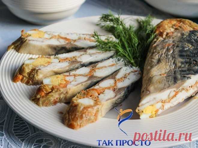 Обалденный рулет из скумбрии.

Три скумбрии, разморозила, помыла,почистила, отрезала голову и хвост, выпотрошила через верх рыбки, т.е. разрезаем по спинке, а животик остается целым. Тщательно удалила все косточки (включая и плавники и косточки вдоль хребта). Отварила 2 морковки и 3 яйца куриных. Остывшую морковку и яйца потерла на крупной терке, а маринованные огурчики порезала продольными полосочками. 
Разложила филе мясом кверху, посолила, поперчила, посыпала сухим жела...