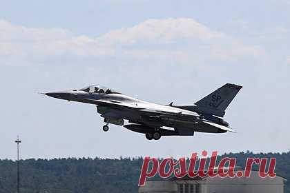 Производитель истребителей F-16 заявил о готовности обучать пилотов с Украины. Компания-производитель истребителей F-16 Lockheed Martin готова заняться обучением украинских пилотов, если страны НАТО решат направить на Украину боевые самолеты. Об этом сообщает издание Financial Times со ссылкой на операционного директора Lockheed Фрэнка Сент-Джона.