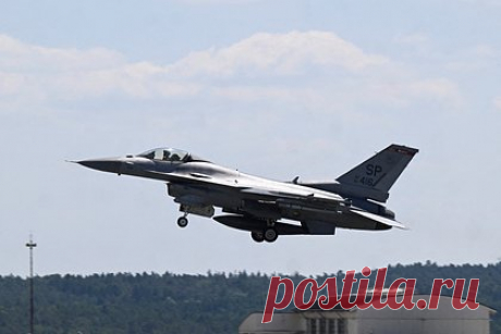 Производитель истребителей F-16 заявил о готовности обучать пилотов с Украины. Компания-производитель истребителей F-16 Lockheed Martin готова заняться обучением украинских пилотов, если страны НАТО решат направить на Украину боевые самолеты. Об этом сообщает издание Financial Times со ссылкой на операционного директора Lockheed Фрэнка Сент-Джона.