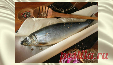 Рулет из селедочки. Эта закуска будет исчезать со стола в первую очередь! - Волшебство Жизни Вы любите селедочку? Я уже представила, как вы улыбаетесь — ну кто же ее не любит. Вот только не всегда она выглядит презентабельно на столе, особенно праздничном. Я недавно нашла …