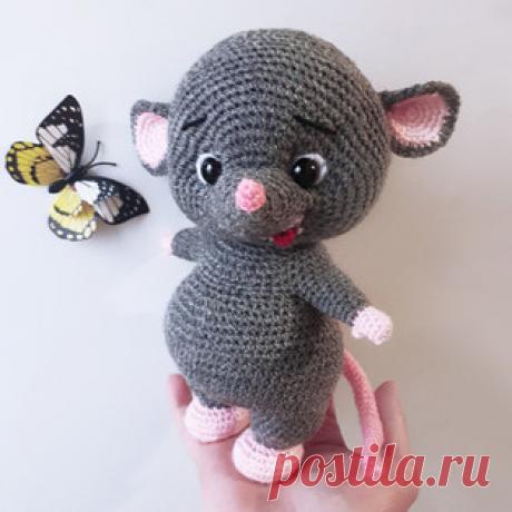 Крысик Пухлик амигуруми. Схемы и описания для вязания игрушек крючком! Бесплатный мастер-класс от Татьяны Суворовой по вязанию крысика по имени Пухлик. Высота вязаной игрушки примерно 22 см. Для изготовления такой крысы а…