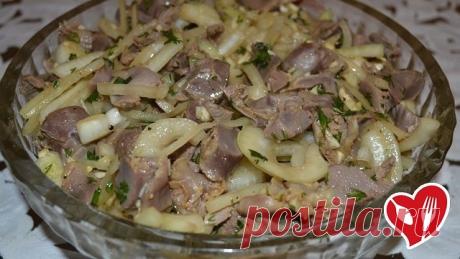 Маринованные куриные желудочки в соевом соусе пикантные и невероятно вкусные 
               
Ингредиенты:
полкило куриных желудочков;
луковица;
пять зубчиков чеснока;
уксус — 1/4 стакана;
1/2 стакана подсолнечного масла;
столовая ложка соевого соуса;
пучок укропа;
соль и перец по вкусу.

Маринованные куриные желудочки. 
Пошаговый рецепт
Прежде всего нам нужно желудочки отварить в подсоленной воде до полной готовности. По времени это полтора часа. Оставить, пускай остынут....