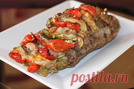 Запеченная свинина с сыром и овощами.
Ароматное запеченное блюдо из свинины (шейная часть), соленых огурцов, маринованного перца и сыра.