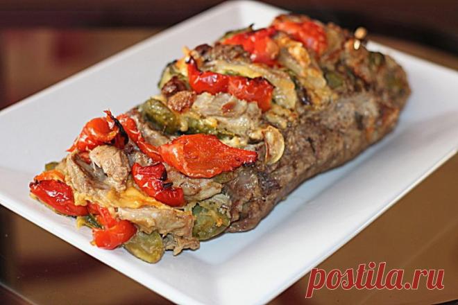 Запеченная свинина с сыром и овощами.
Ароматное запеченное блюдо из свинины (шейная часть), соленых огурцов, маринованного перца и сыра.