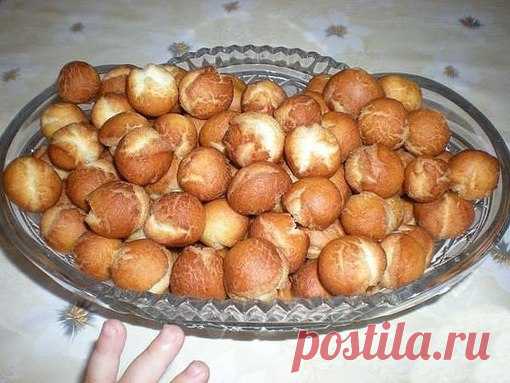 Ну очень вкусно! А простооо...
Банка сгущенки+щепотка соли+2яйца+сода на кончике ножа+мука сколько возьмет тесто. 
Раскатать шарики с фалангу мизинца, большие не делать, будут трескаться при жарке. Обжарить на растительном масле .ВСЕ!
 ПОДПИШИСЬ на Домашние рецепты | Простые рецепты

#десерты@xpywa