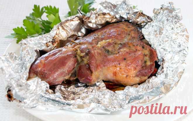 Баранина запеченная в духовке с прованскими травами и чесноком