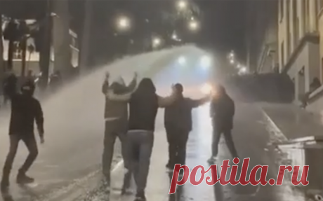Полиция применила водометы против протестующих в Тбилиси. Между силовиками и протестующими начались стычки, из толпы бросают яйца и петарды. МВД сообщило об одном пострадавшем полицейском. Президент Зурабишвили призвала полицию «не поднимать руку» на собравшихся