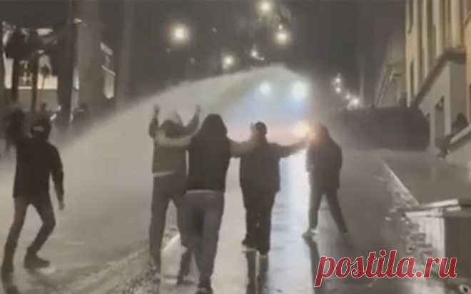 Полиция применила водометы против протестующих в Тбилиси. Между силовиками и протестующими начались стычки, из толпы бросают яйца и петарды. МВД сообщило об одном пострадавшем полицейском. Президент Зурабишвили призвала полицию «не поднимать руку» на собравшихся