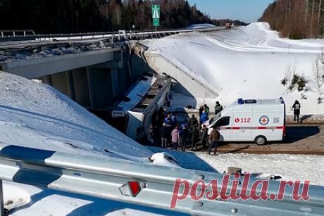 После падения автобуса в Подмосковье с гибелью двух человек возбуждено дело. Следственный комитет России занялся расследованием смертельного ДТП в подмосковном Волоколамске, в котором погибли два человека. Уголовное дело возбуждено по статье 238 УК РФ («Оказание услуг по перевозке пассажиров, не отвечающих требованиям безопасности и повлекших гибель людей»).
