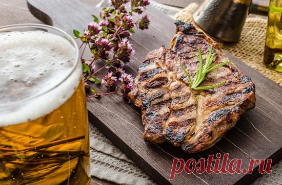 Свиные отбивные-гриль, маринованные в пиве 



Вкус и аромат — вот две причины готовить на пиве буквально все, что только можно. Ну, а душистый маринад из пенного напитка — это совсем уж обязательная вещь, опробовать которую мы советуем как мо…