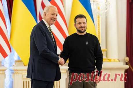 Зеленского уличили в создании проблемы для США. Президент США Джо Байден должен убедить Владимира Зеленского заключить перемирие с Россией, чтобы иметь шансы на победу над Дональдом Трампом. Об этом рассказал научный сотрудник Словацкой академии наук Петр Сойка. По мнению эксперта, основную проблему для Белого дома представляет Владимир Зеленский.