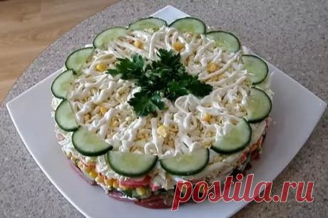 Салат с крабовыми палочками, свежим огурчиком и кукурузой