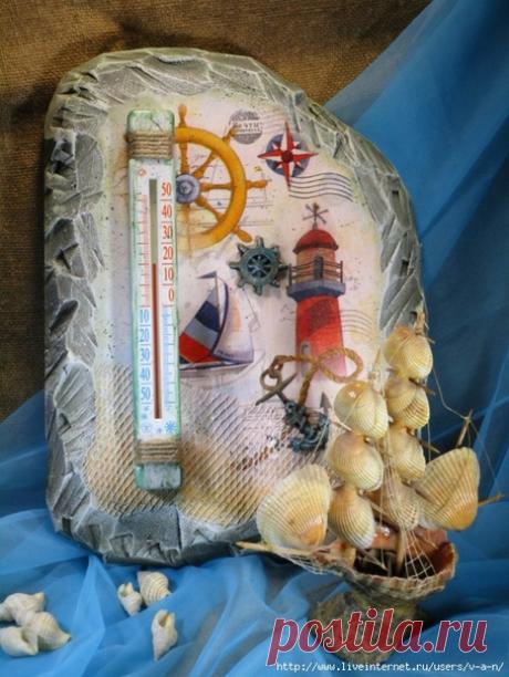 Пеноплекс — достаточно податливый и недорогой материал для создания поделок. Он продается в обычном строительном магазине. 
Из пеноплекса легко выходят фактуры: деревянная вывеска, каменная стена, кора дерева и т.д.Образцы работ из пеноплекса, взятые из интернета.