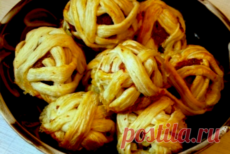 Мясные клубочки в слоеном тесте - КУХНЯ МИРА Это блюдо вкусное и оригинальное. Его можно подготовить для семейного воскресного обеда или для любого праздничного застолья Ингредиенты мясной фарш – 500 гр., тесто слоеное, готовое в упаковке – 500 гр., соль, перец – по вкусу, желтки яиц – 1-2 шт., лук – 1 шт., чеснок – 1 зубчик. Приготовление мясных клубочков в слоеном тесте […]