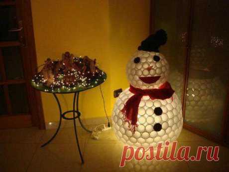 Поделка «Снеговик из пластиковых стаканчиков» своими руками за 30 минут!