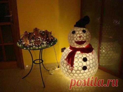 Поделка «Снеговик из пластиковых стаканчиков» своими руками за 30 минут!