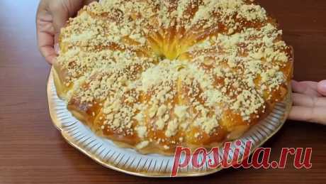 Такой пирог можно есть хоть каждый день, не надоедает Он настолько вкусный, что готовлю его раз в неделю Начинку можно менять по своему вкусу!

Для приготовления необходимо взять:
Тесто:
Молоко 300 мл.
Дрожжи свежих 15 гр или сухих 7 гр.
Соль 0.5 ч.л.
Сахар 3 ст.л.
Яйцо 1 шт.
Сливочное масло 50 гр.
Мука 500-520 гр.

Начинка:
Творог 300 гр.
Сахар 2 ст.л.
Кукурузный крахмал 1.5 ст.л.
Изюм 100 гр.

Для крошки:
Мука 1-2 ст.л.
Сливочное масло 30 гр.
Сахар 2 ст.л.

Смазать яичны...