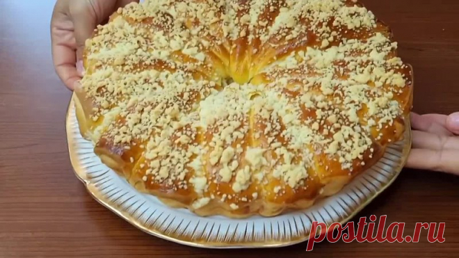 Такой пирог можно есть хоть каждый день, не надоедает Он настолько вкусный, что готовлю его раз в неделю Начинку можно менять по своему вкусу!

Для приготовления необходимо взять:
Тесто:
Молоко 300 мл.
Дрожжи свежих 15 гр или сухих 7 гр.
Соль 0.5 ч.л.
Сахар 3 ст.л.
Яйцо 1 шт.
Сливочное масло 50 гр.
Мука 500-520 гр.

Начинка:
Творог 300 гр.
Сахар 2 ст.л.
Кукурузный крахмал 1.5 ст.л.
Изюм 100 гр.

Для крошки:
Мука 1-2 ст.л.
Сливочное масло 30 гр.
Сахар 2 ст.л.

Смазать яичны...