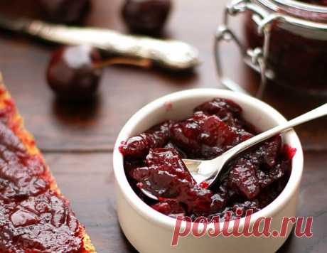 11 рецептов вкусного варенья из черешни/Густое варенье из черешни/ Необходимую густоту варенью придаст агар-агар, а дополнительную пикантность – палочка корицы.
Вам понадобятся 1 кг ягод, 0,5 кг сахара, 3,5 ч.л. порошка агар-агара, 1 палочка корицы, 1 лимон, 1 ст. воды.
Приготовление...