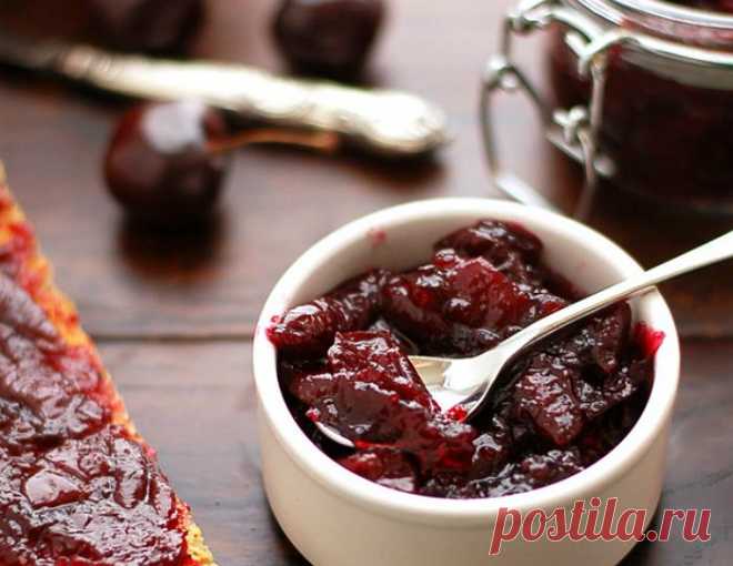 11 рецептов вкусного варенья из черешни/Густое варенье из черешни/ Необходимую густоту варенью придаст агар-агар, а дополнительную пикантность – палочка корицы.
Вам понадобятся 1 кг ягод, 0,5 кг сахара, 3,5 ч.л. порошка агар-агара, 1 палочка корицы, 1 лимон, 1 ст. воды.
Приготовление...