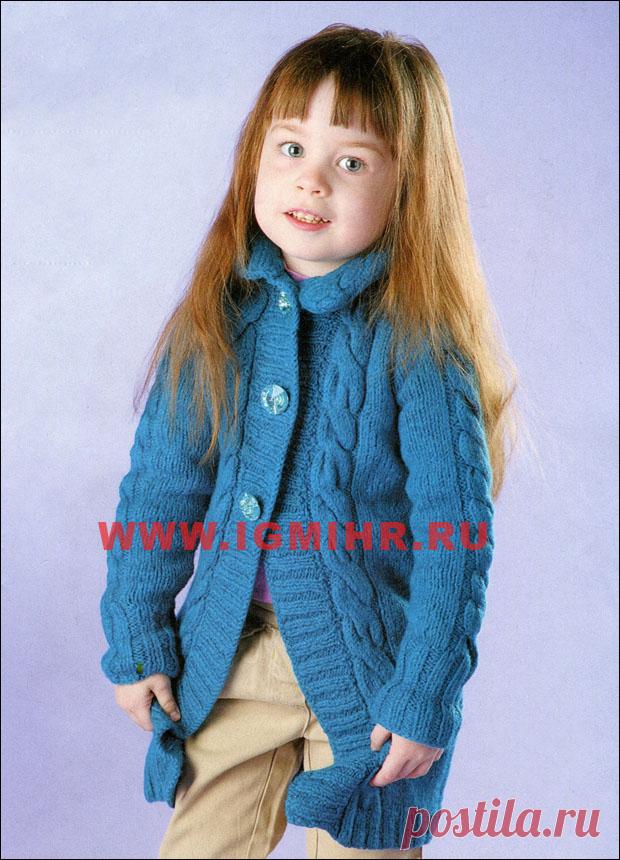 Теплое синее пальто с косами для девочки 3-4 лет. Спицы