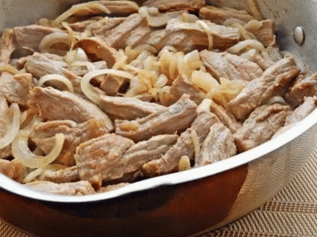 Самая вкусная говядина
Приготовление говядины по-кремлевски не требует больших усилий. Всего пару подходов к плите — и у вас на столе аппетитное и мягкое, хоть губами ешь, мясо.
Продукты:
1 кг говядины
2 луковицы
10 зубчиков чеснока
150 мл воды
200 г сливочного масла
1 ст. л. соли
1 ст. л. сахара
1 ст. л. 9%-го уксуса
ПРИГОТОВЛЕНИЕ
Нарежте мясо на средние кусочки поперек волокон.
Лук и чеснок очистите и тщательно промойте.
Нарежьте лук кольцами.
Мелко порубите чеснок.
Масло нарежьте крупным