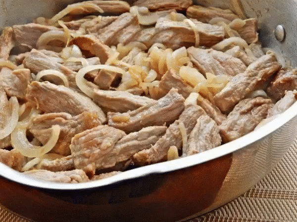 Самая вкусная говядина
Приготовление говядины по-кремлевски не требует больших усилий. Всего пару подходов к плите — и у вас на столе аппетитное и мягкое, хоть губами ешь, мясо.
Продукты:
1 кг говядины
2 луковицы
10 зубчиков чеснока
150 мл воды
200 г сливочного масла
1 ст. л. соли
1 ст. л. сахара
1 ст. л. 9%-го уксуса
