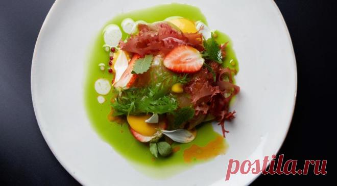 Севиче из дорадо с маринованной клубникой и водорослями - ПУТЕШЕСТВУЙ ПО САЙТУ. Рецепт Шеф-Повара WOW Club & Restaurants, Никиты Кузьменко. ИНГРЕДИЕНТЫ дорадо 0,5 шт. клубника 35 г огурец 10 г авокадо 10 г фенхель 10 г водоросли Тосака 7 г манго-чили соус 15 мл соус понзу 15 мл мята 50 г базилик 150 г соус Тигриное молоко 25 мл икра из водорослей …
