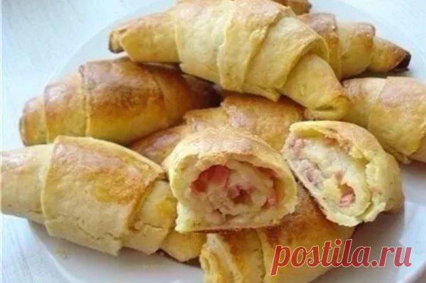 КАРТОФЕЛЬНЫЕ РОГАЛИКИ
ИНГРЕДИЕНТЫ:
Картофель - 3 шт.
Мука - 450-500 г.
Масло сливочное - 100-125 г.
Разрыхлитель - 1 пакетик.
Яйцо - 1 шт.(белок - в тесто, а желток - для смазывания рогаликов).
Для начинки:
Сыр - 100 г.
Колбаса варенная - 150 г.
Зелень - петрушка.
Соль, перец - по вкусу.
ПРИГОТОВЛЕНИЕ:
Отварить картофель в подсоленной воде и приготовить из него пюре с добавлением масла. Добавляем в полученное пюре взбитый белок, муку с разрыхлителем, перец и замесить тесто...