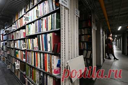 Роскомнадзор потребовал запретить распространение книг про ЛГБТ. Роскомнадзор потребовал у Российского книжного союза запретить продажу книг, в которых упоминаются представители ЛГБТ. В ведомстве считают, что нужно «исключить распространение подобной литературы в рамках саморегулирования книжной отрасли». Там отметили, что такие книги противоречат ценностям общества.
