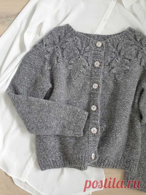 Жакет спицами с кокеткой из листьев