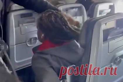 Пассажирка напала на стюардесс, была привязана к сиденью скотчем и попала на видео